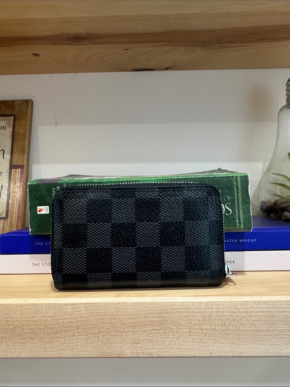 Authentic LOUIS VUITTON
Damier Graphite Canvas Zippy Coin Purse